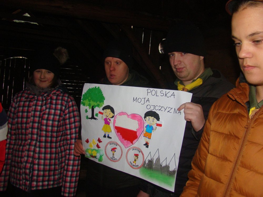 Na zdjęciu grupa uczniów trzymających w ręce plakat z napisem "Polska Moja Ojczyzna"