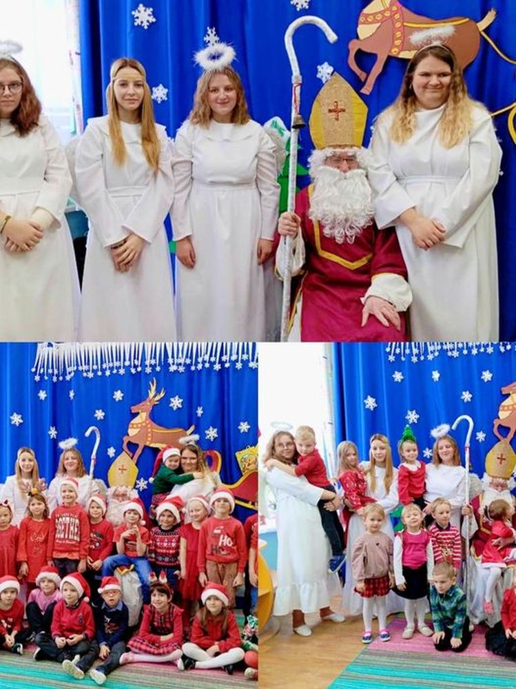 Zdjęcie przedstawia Mikołaja wraz z pomocnicami oraz przedszkolaków ubranych na czerwono.