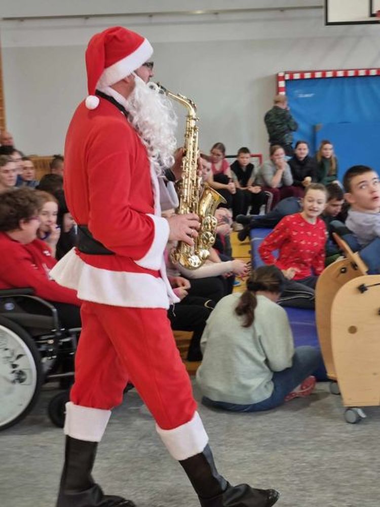 Na zdjęciu Mikołaj grający na saksofonie.