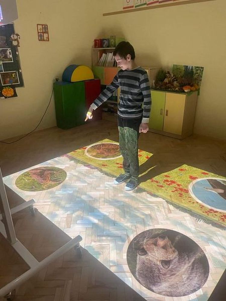Uczeń korzysta z interaktywnej podłogi podczas zajęć.