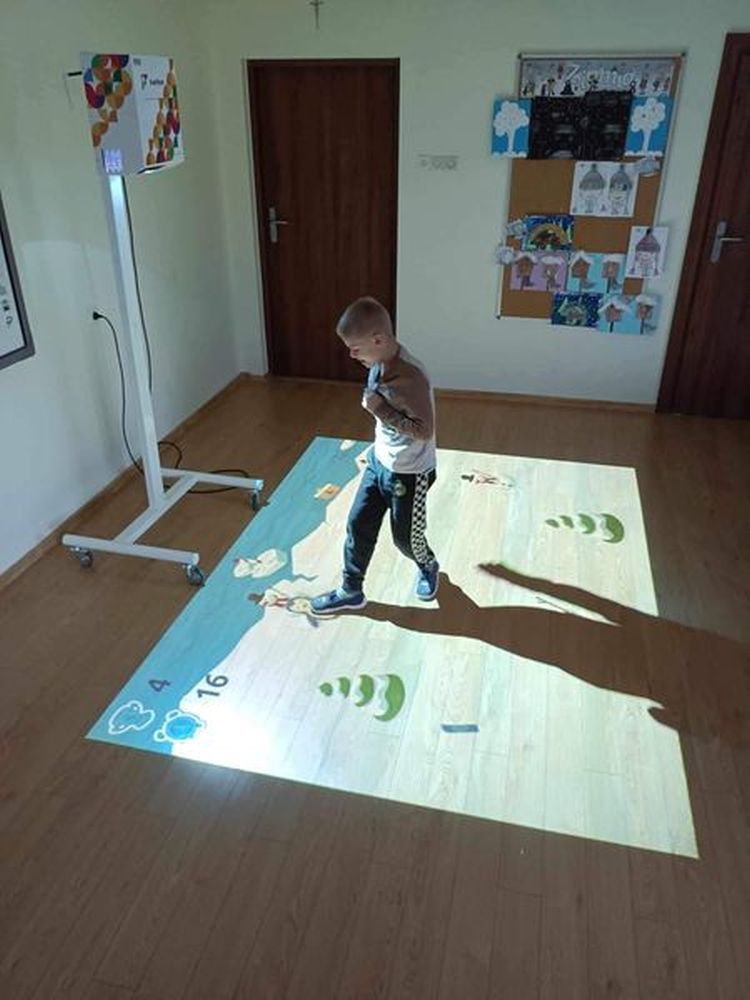 Uczeń korzysta z interaktywnej podłogi podczas zajęć.
