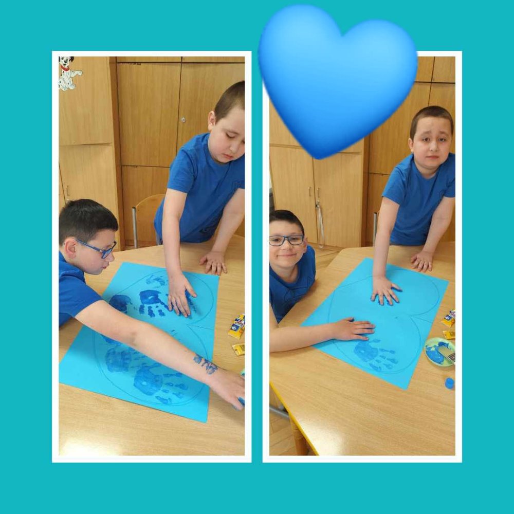 Uczniowie odbijają niebieskie ręce w kształcie serca na niebieskiej kartce.