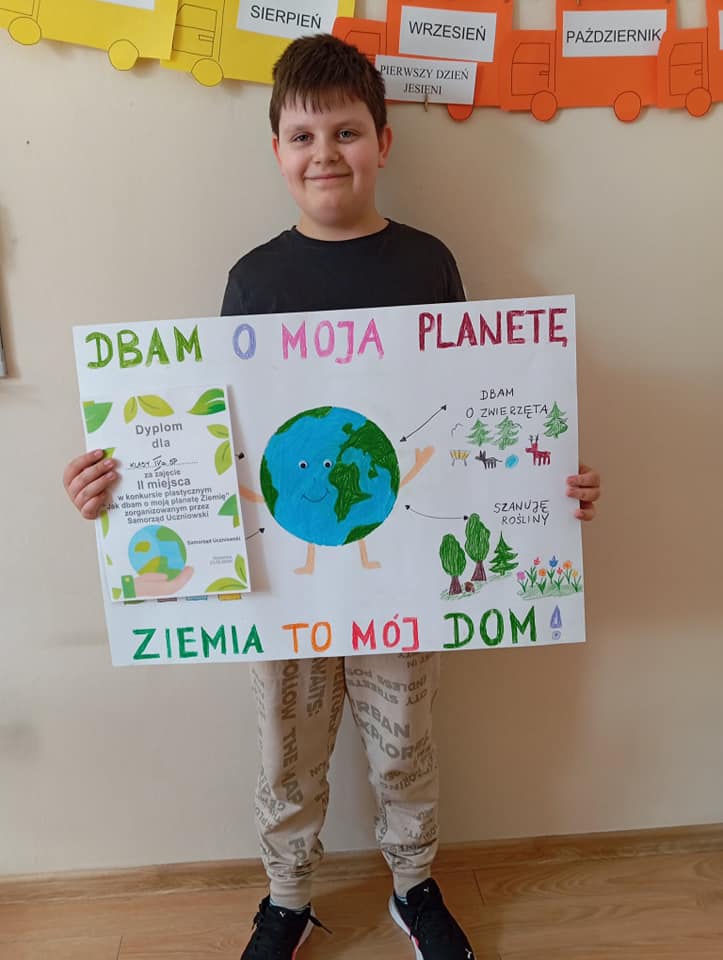 Uczeń z klasy 4a wraz z plakatem, który zdobył 2 miejsce w konkursie z okazji Dnia Ziemi.