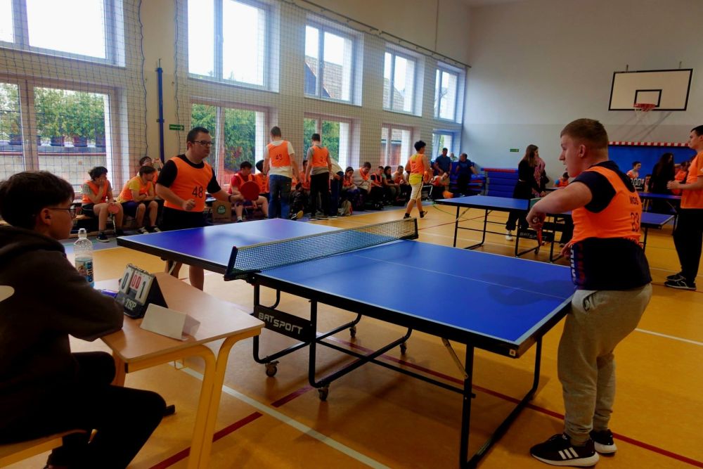 Uczniowie grają w ping-ponga.