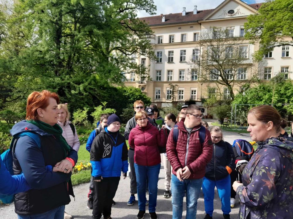 Uczniowie podczas wycieczki do Ogrodu Botanicznego w Krakowie.