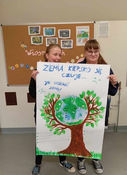 Uczennice reprezentują klasę IIIaSSP pozując do zdjęcia z plakatem, który zdobył I miejsce w konkursie z okazji Dnia Ziemi.
