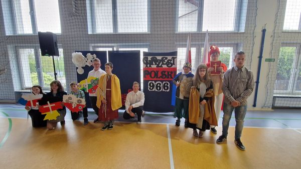 Uczniowie podczas występu na akademii z okazji rocznicy Chrztu Polski.
