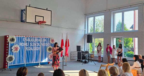 Pani dyrektor przemawia do uczniów podczas rozpoczęcia roku szkolnego.