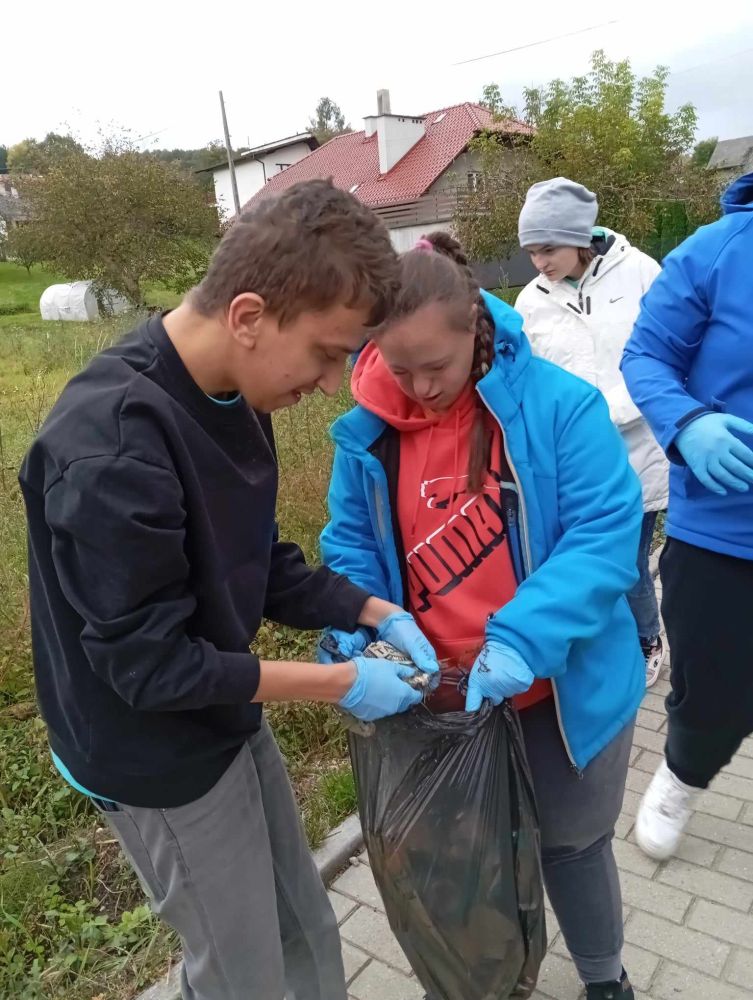 Uczniowie zbierają śmieci podczas akcji Sporzątania Świata.