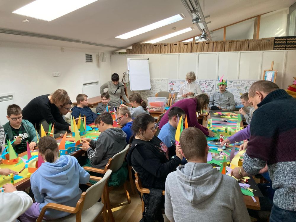 Uczniowie podczas warsztatów, na których wykonali czapki błazna Stańczyka.