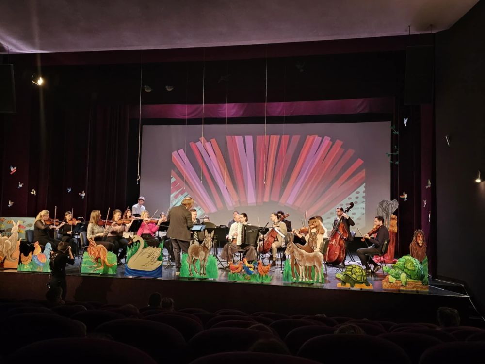 Orkiestra grająca na scenie w MOKiS Myślenice podczas poranka muzycznego.