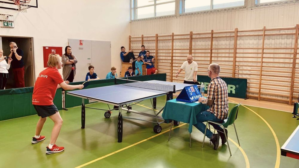 Uczeń Naszego Ośrodka gra w tenisa stołowego podczas zawodów sportowych.