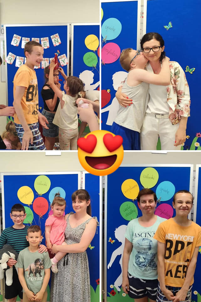 4 zdjęcia, na których uczniowie pozują do zdjęcia ze swoimi rodzinami. Za nimi ścianka z napisem "Dzień Rodziny" na granatowym tle.